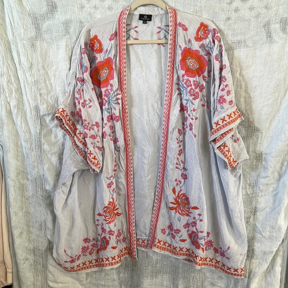 🌈 Embroidered Kimono - Picture 1 of 5
